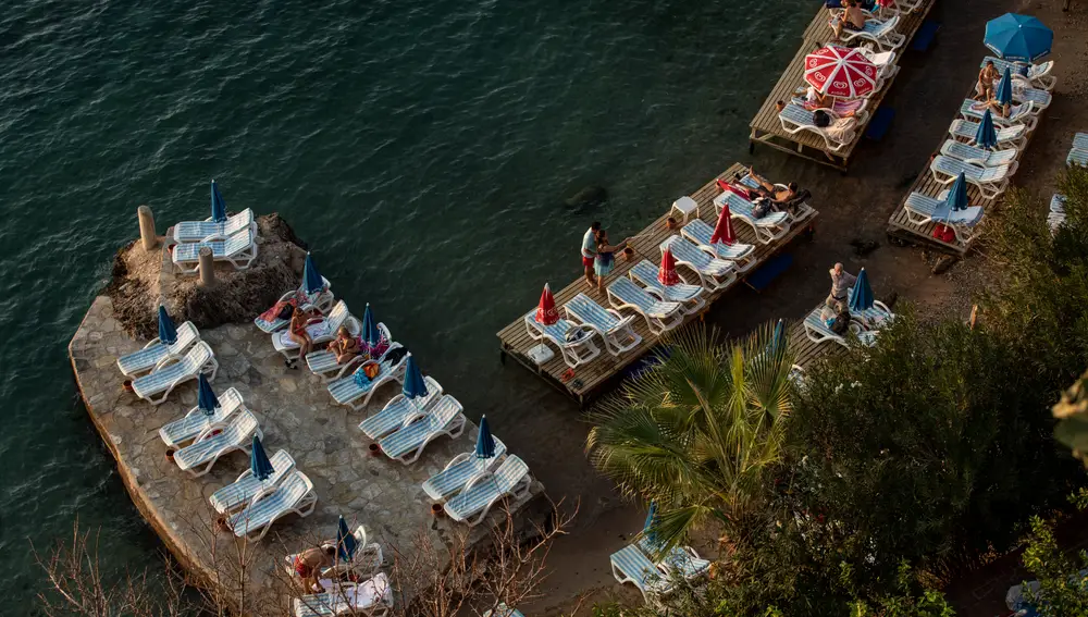 En los grandes resorts de Antalya y Kemer los empleados deben llevar mascarilla en todo momento