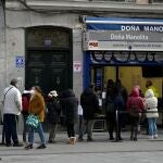 Colas frente a Doña Manolita, uno de los establecimiento de lotería de Madrid más famosos