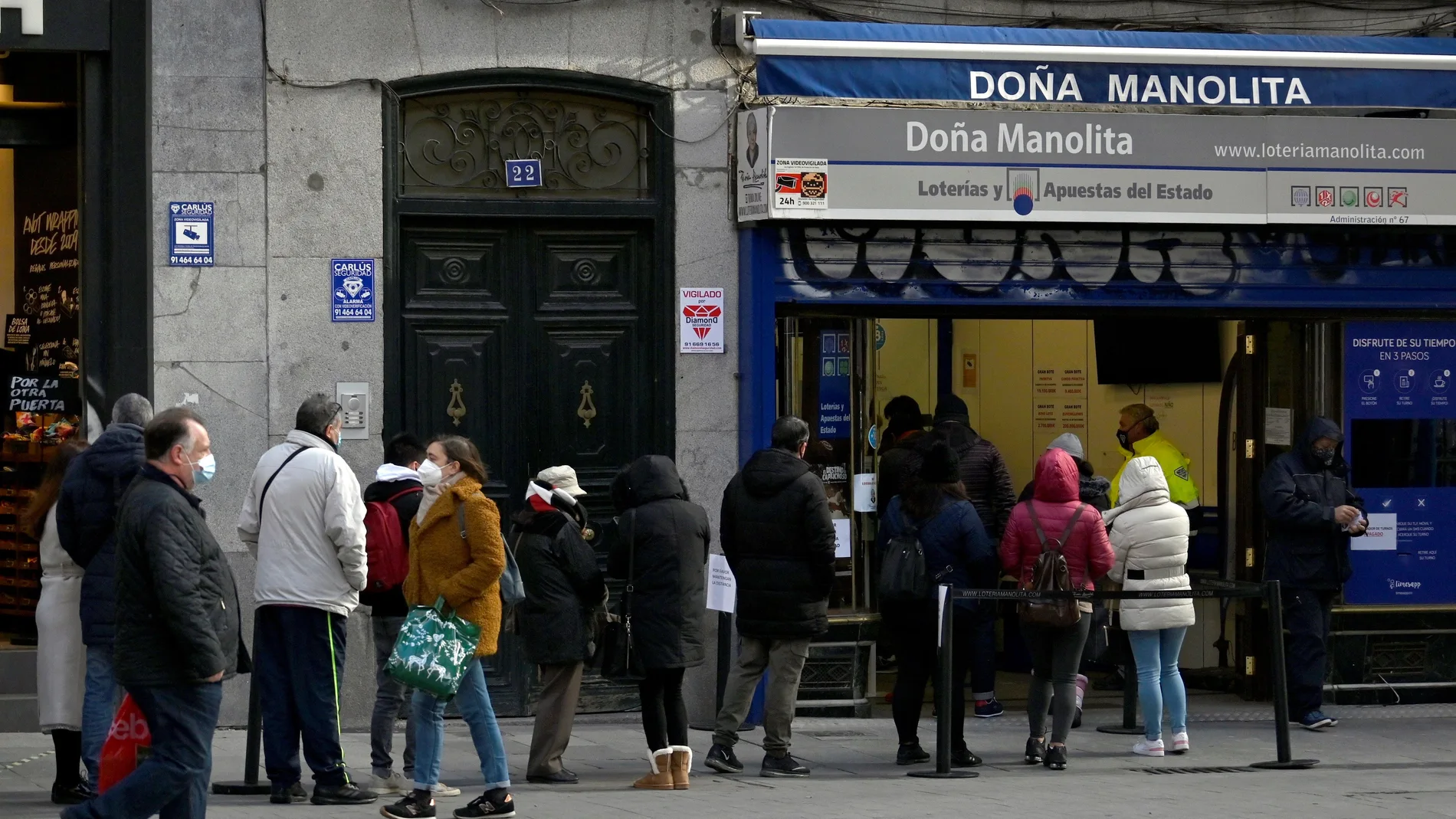 Colas frente a Doña Manolita, uno de los establecimiento de lotería de Madrid más famosos