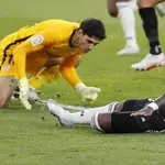 La imagen del gol del Sevilla - Real Madrid: Vinicius toca de puntera y Bono desvía la pelota a su portería