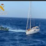 Agentes de la Guardia Civil abordan un velero
