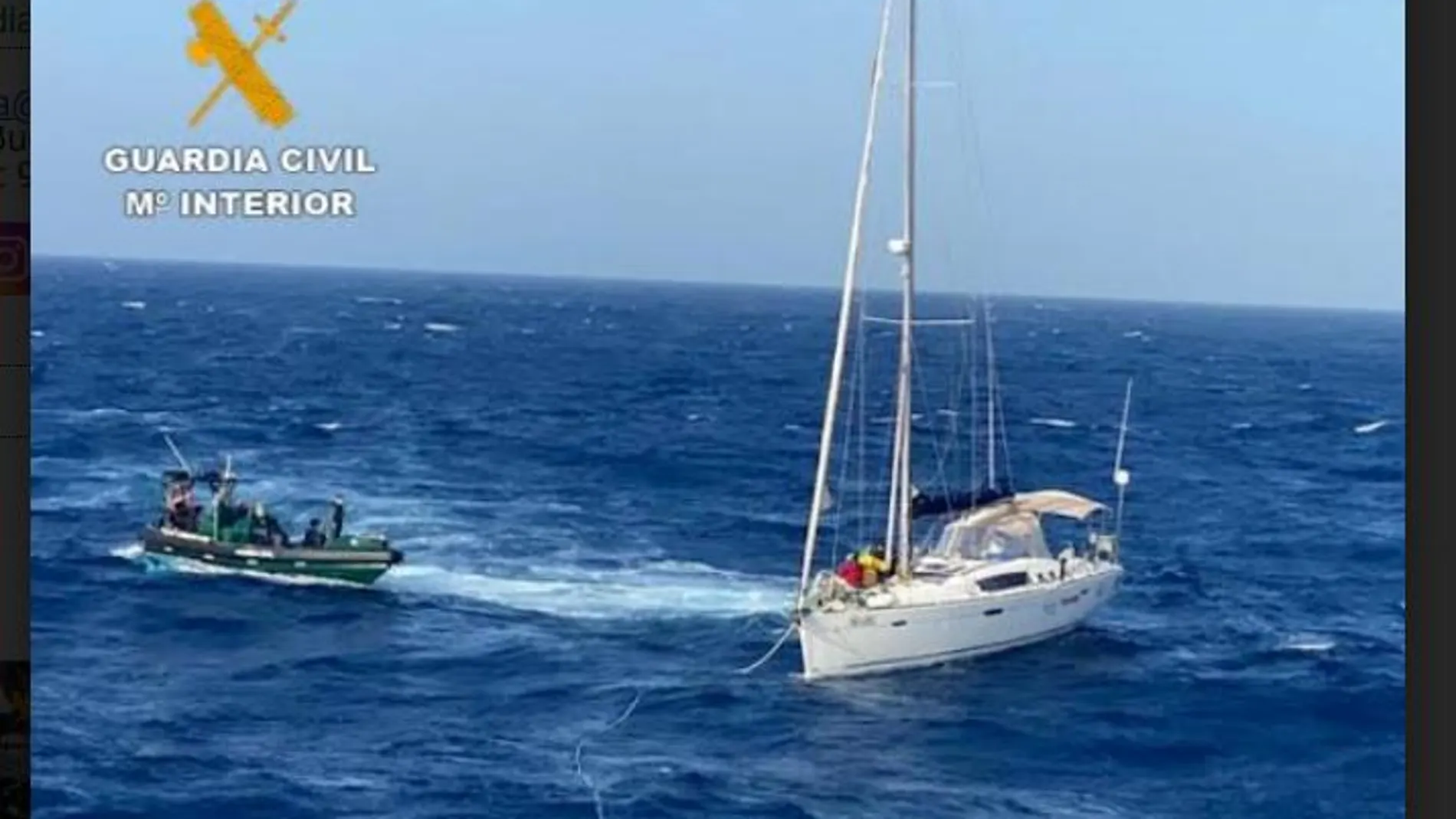 Agentes de la Guardia Civil abordan un velero