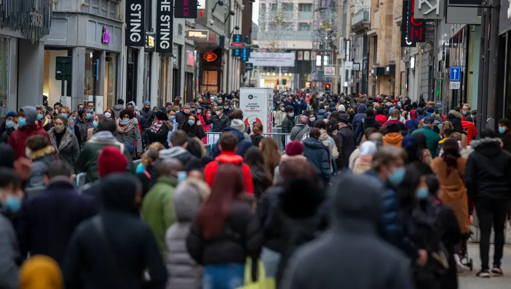 Gente paseando y haciendo compras en una calle de Bruselas