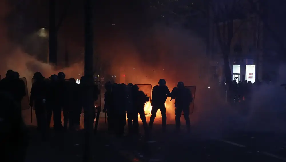 Los agentes antidisturbios frente a los manifestantes en París