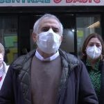 El líder de Cs en Catalunya, Carlos Carrizosa, acompañado por la diputada en el Parlament Noemí de la Calle y la líder de Cs en el Ayuntamiento de Barcelona, Luz Guilarte.
