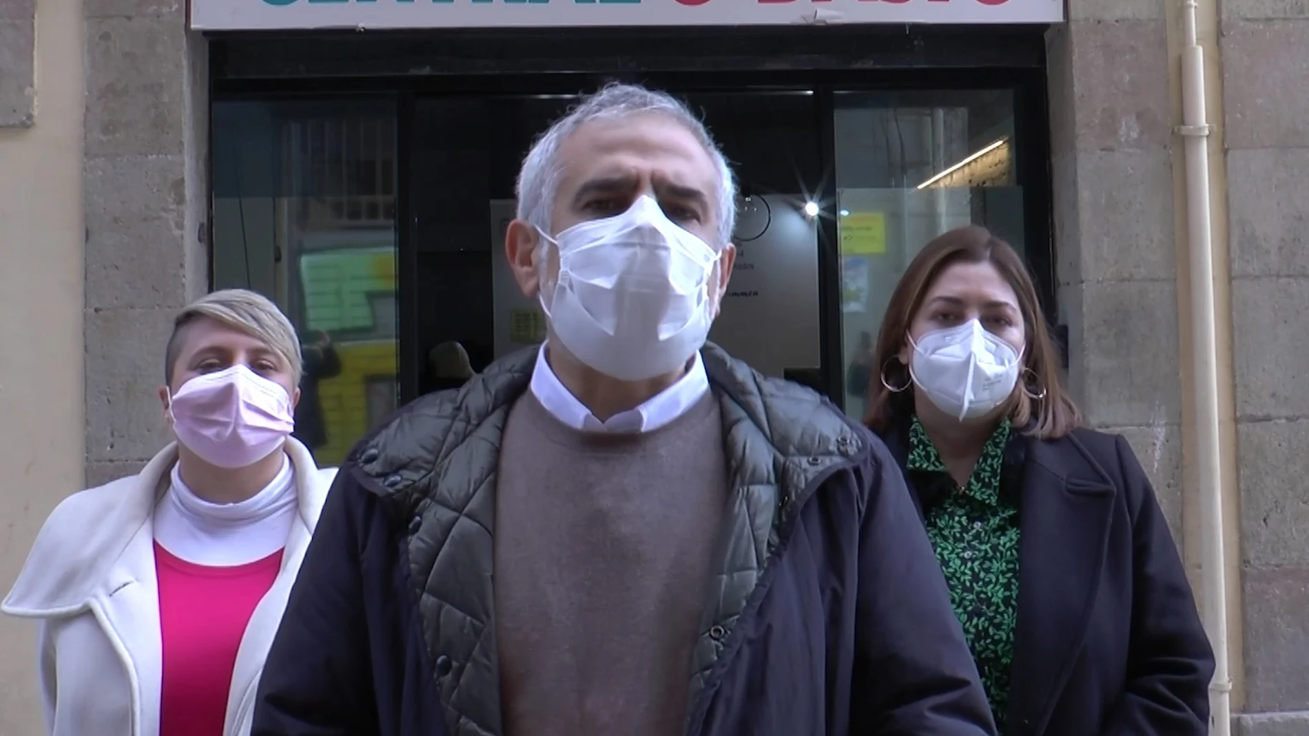 El líder de Cs en Catalunya, Carlos Carrizosa, acompañado por la diputada en el Parlament Noemí de la Calle y la líder de Cs en el Ayuntamiento de Barcelona, Luz Guilarte.