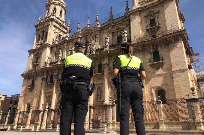 Agentes de la Policía Local de Jaén, ante la Catedral de la ciudad