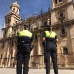 Agentes de la Policía Local de Jaén, ante la Catedral de la ciudad