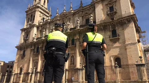 Agentes de la Policía Local de Jaén, ante la Catedral de la ciudad