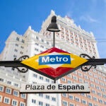 El Consejero de Transportes de la Comunidad de Madrid, ángel Garrido, presenta la nuevas placas conmemorativas de Metro por el día de la Constitución Española, en la estación de Plaza de España.