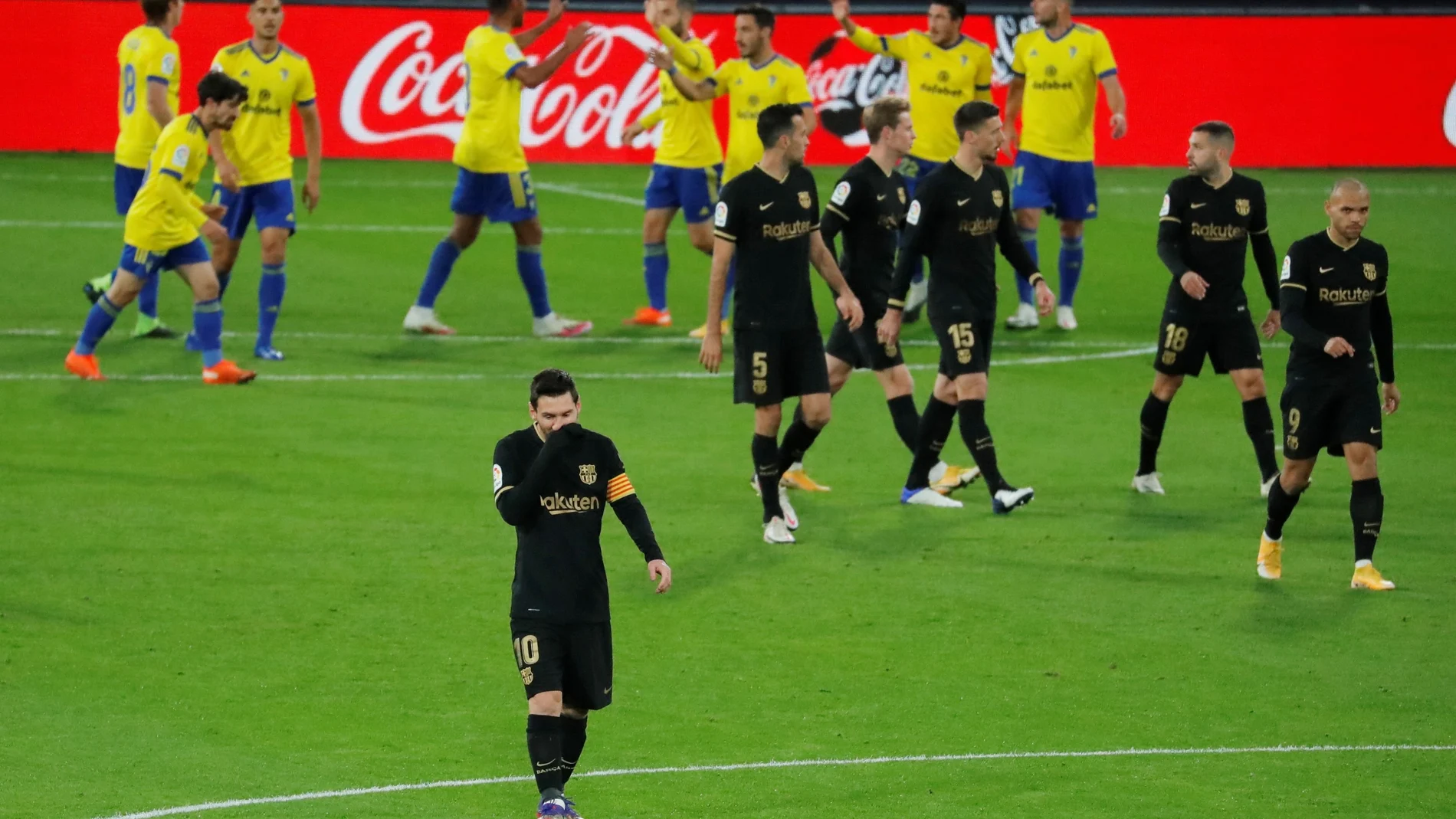 Los jugadores del Barcelona, hundidos tras el segundo gol del Cádiz, que, al fondo, lo celebra