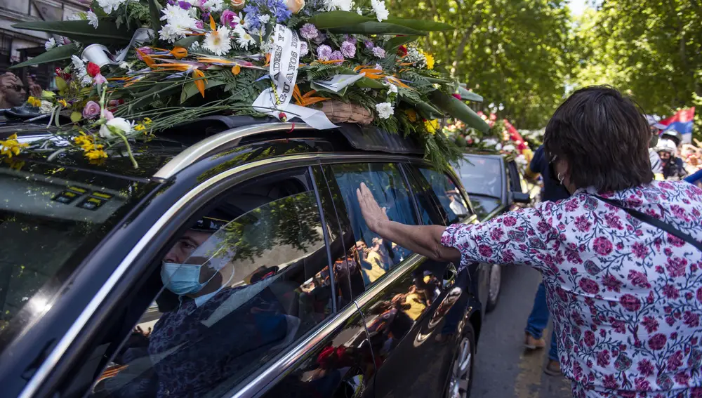 Los simpatizantes del ex presidente uruguayo Tabaré Vázquez salieron a la calle para acompañar el féretro del mandatario fallecido, en Montevideo