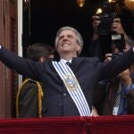 FILE - In this March 1, 2005 Uruguay's President Tabare Vazquez opens his arms to supporters from the balcony of the Government Palace in Montevideo, Uruguay. The former president died in Montevideo early Sunday, Dec. 6, 2020. He was 80-years-old. (AP Photo/Marcelo Hernandez, File)