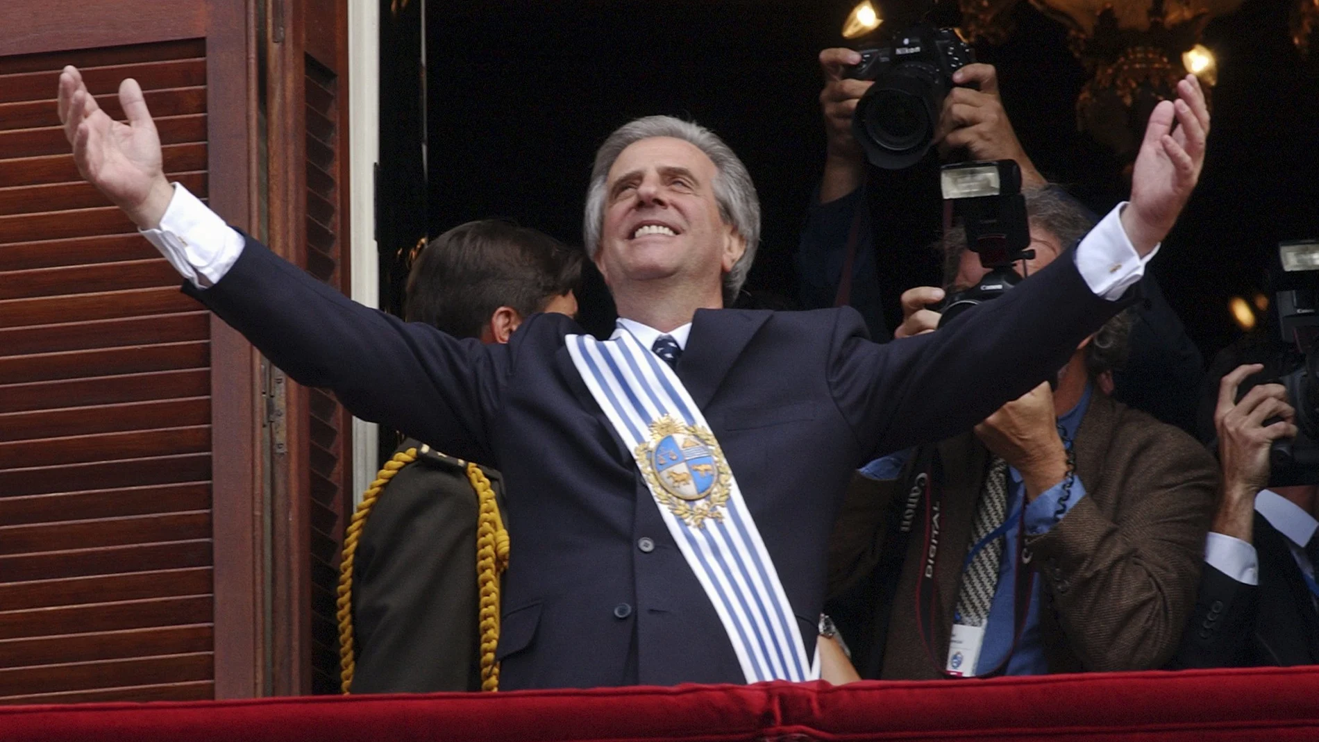 FILE - In this March 1, 2005 Uruguay's President Tabare Vazquez opens his arms to supporters from the balcony of the Government Palace in Montevideo, Uruguay. The former president died in Montevideo early Sunday, Dec. 6, 2020. He was 80-years-old. (AP Photo/Marcelo Hernandez, File)