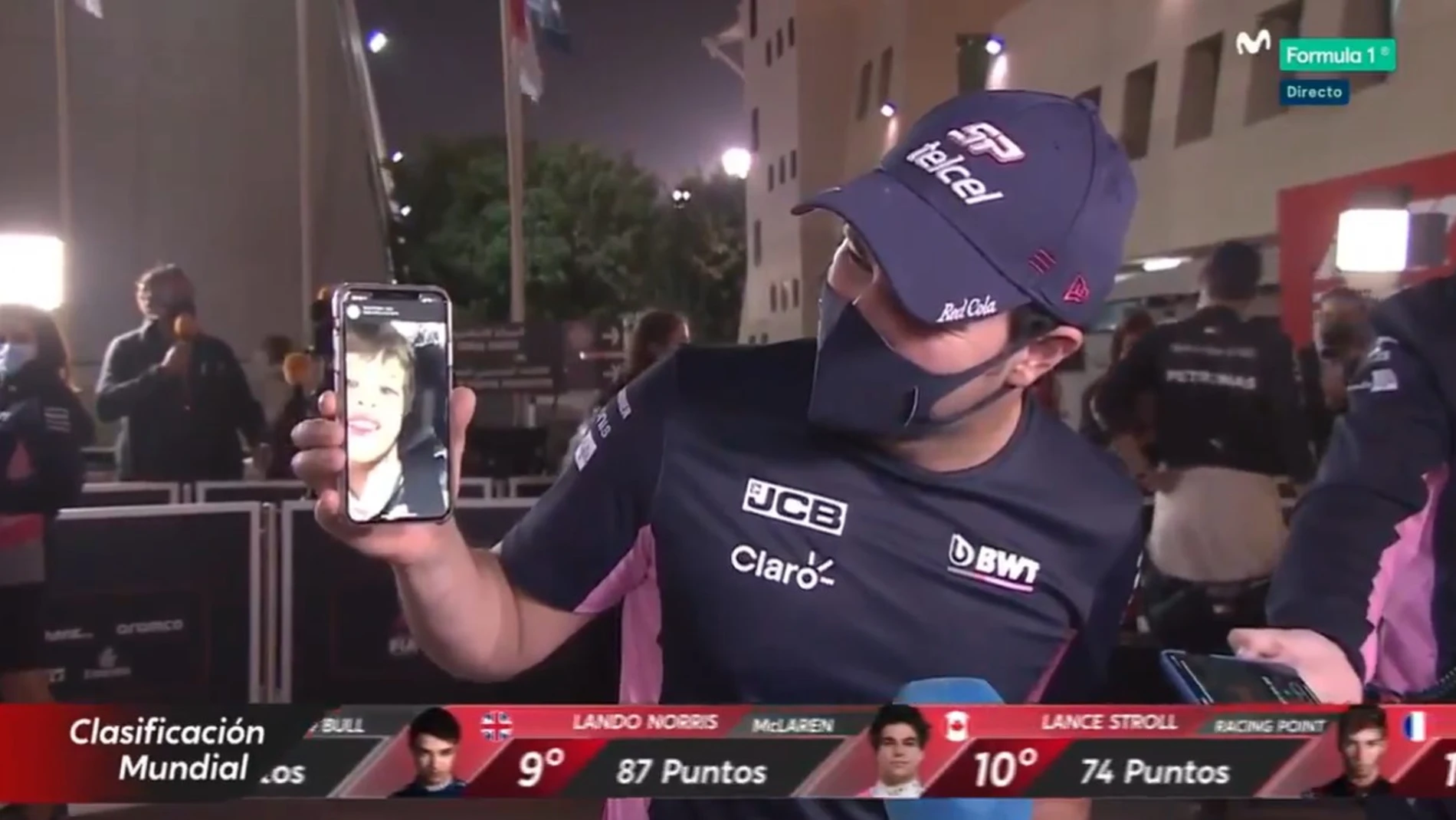 Checo Pérez, durante la conexión con su hijo mientras le entrevistaban en Movistar