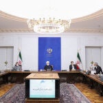 El presidente iraní Hasan Rohani (C) preside una reunión de la Junta de Coordinación Económica del gabinete en Teherán. Foto; Iranian Presidency/dpa
