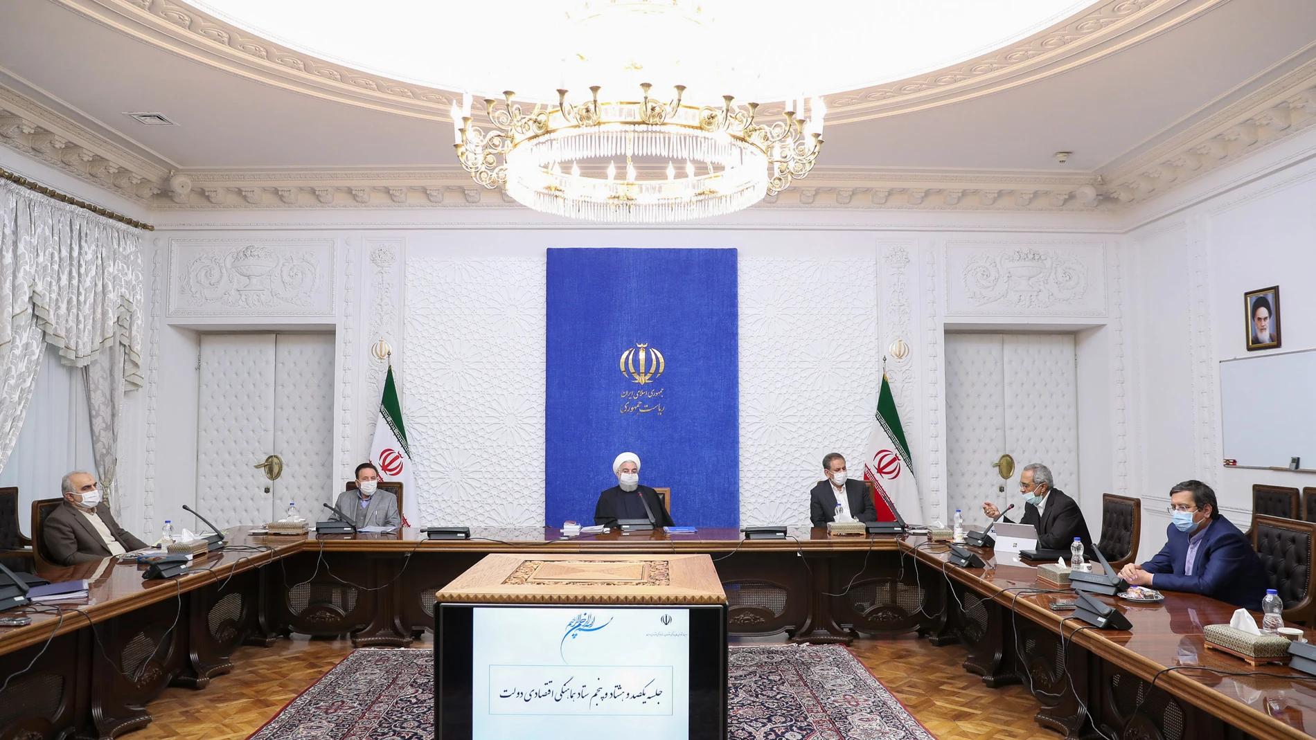 El presidente iraní Hasan Rohani (C) preside una reunión de la Junta de Coordinación Económica del gabinete en Teherán. Foto; Iranian Presidency/dpa