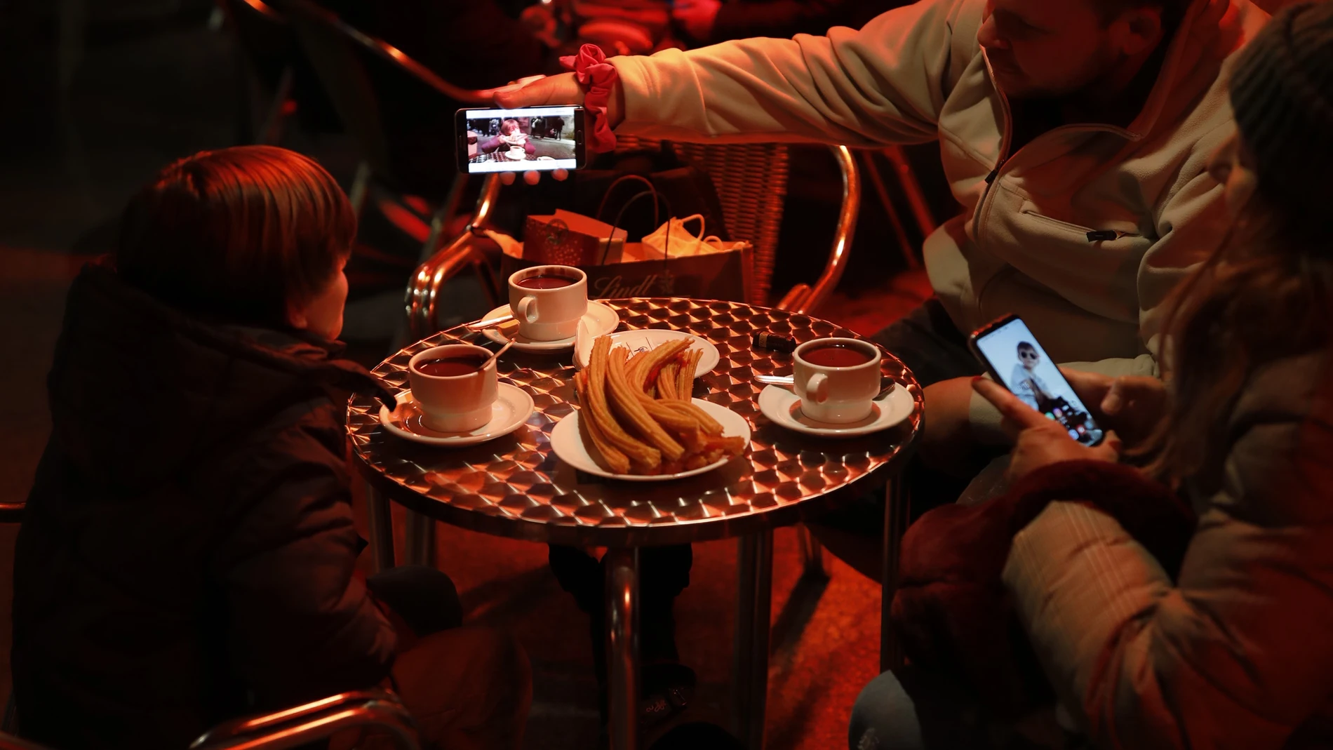 Bares y restaurantes del centro de Madrid con gente consumiendo en em dia de la Constitucion