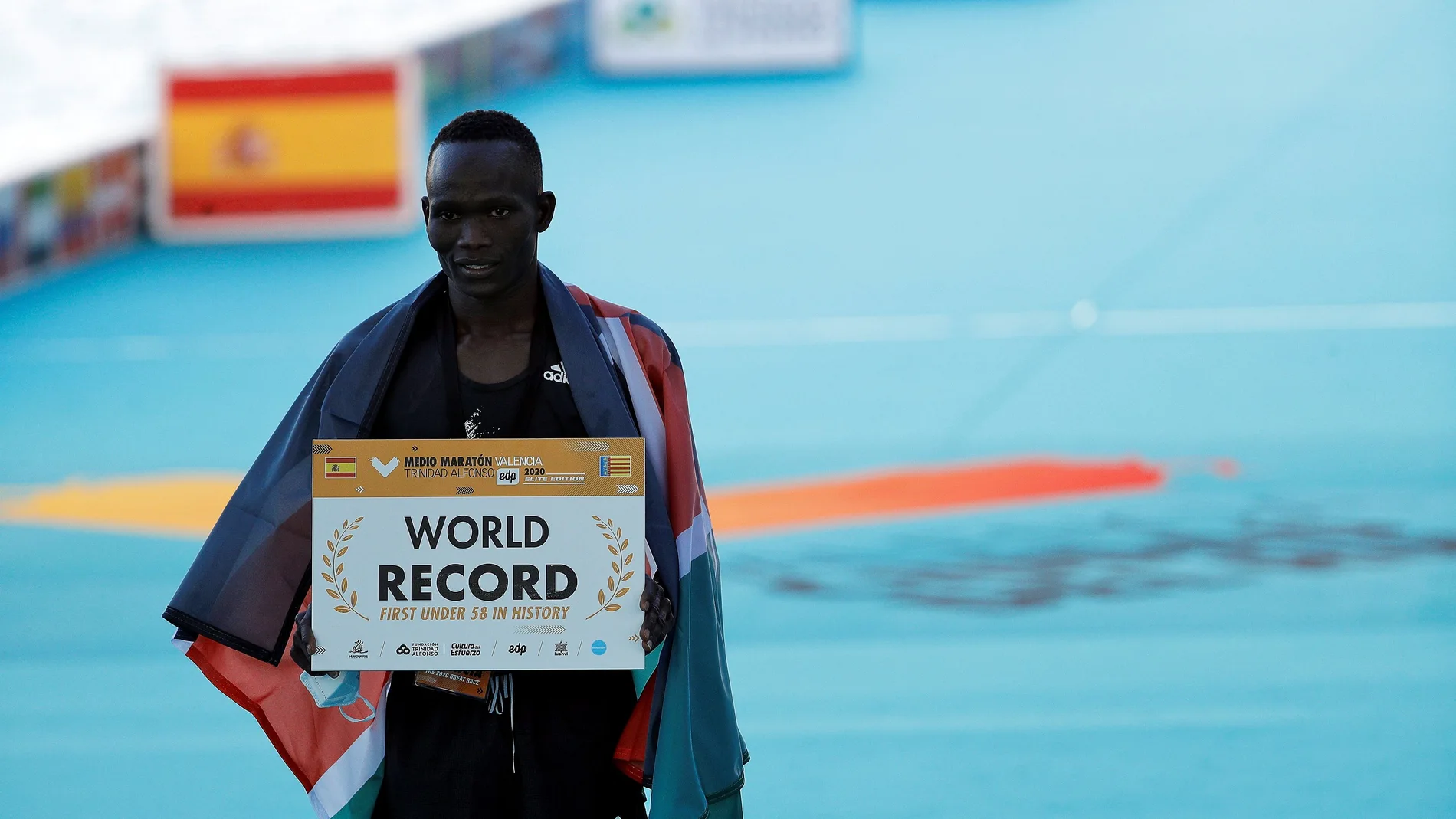 El atleta keniano Kibiwott Kandie destrozó el récord del mundo en la Medio Maratón de Valencia