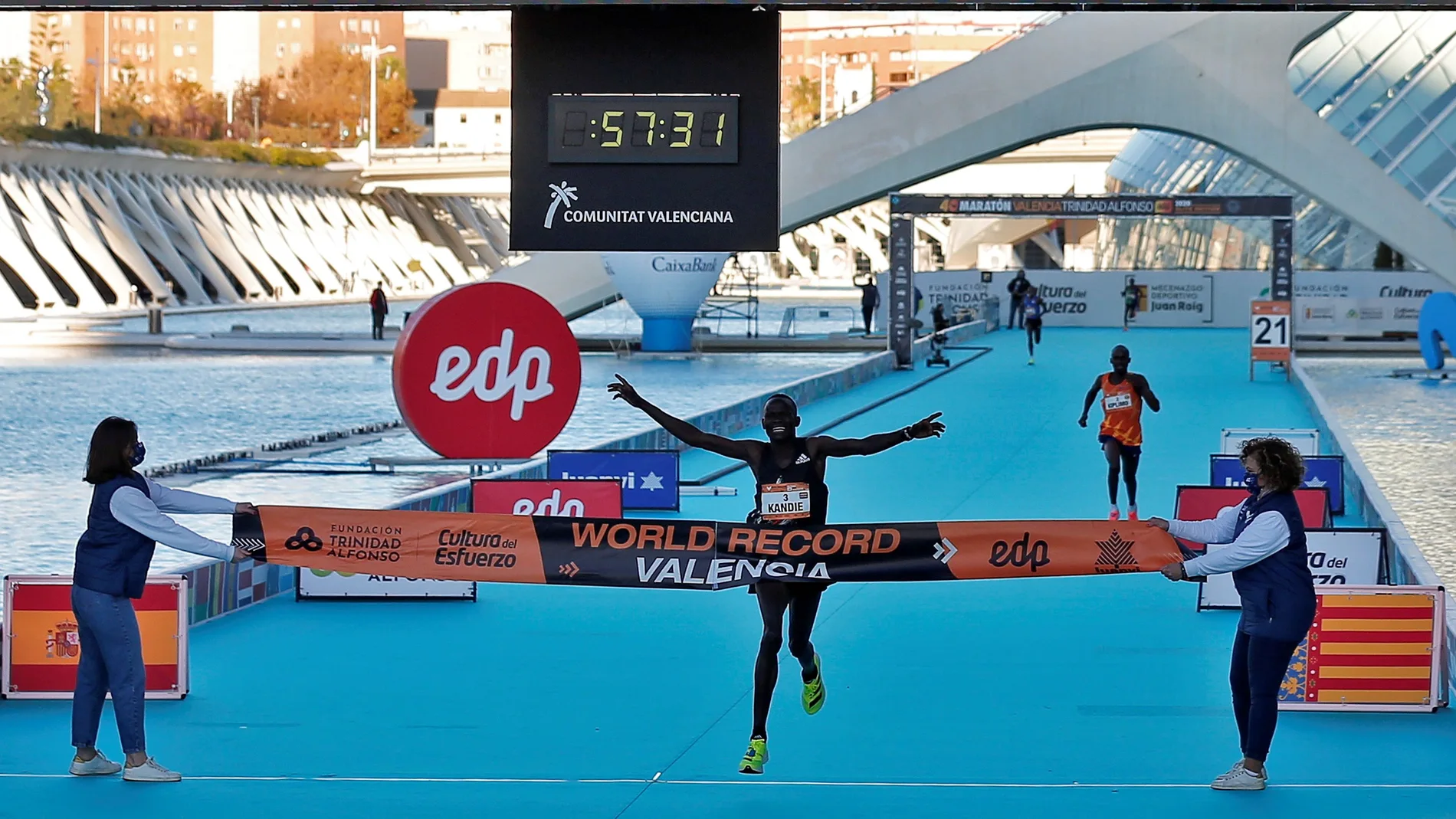 GRAFCVA221. VALENCIA, 06/12/2020.- El atleta keniata Kibiwott Kandie destrozó el récord del Mundo en la Medio Maratón de Valencia con un tiempo oficioso de 57:32 minutos, rebajando en casi medio minuto la plusmarca de su compatriota Geoffrey Kamworor (58:01) que ostentaba desde septiembre de 2019. EFE/Manuel Bruque