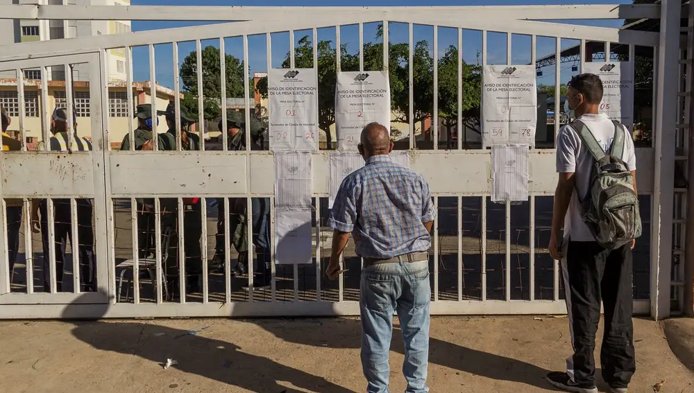 Ciudadanos asisten hoy a un centro de votación en Maracaibo, estado Zulia