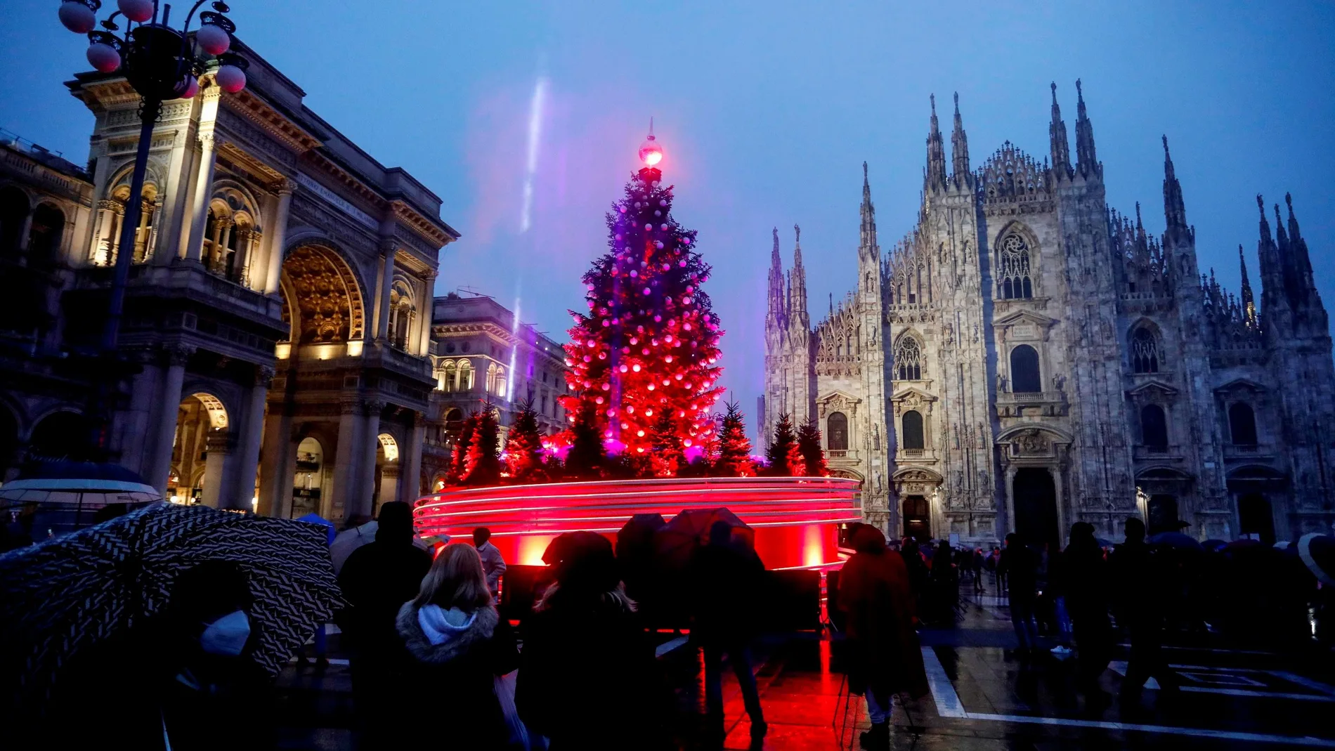 Alumbrado navideño junto a la Catedral de Milán (Italia)