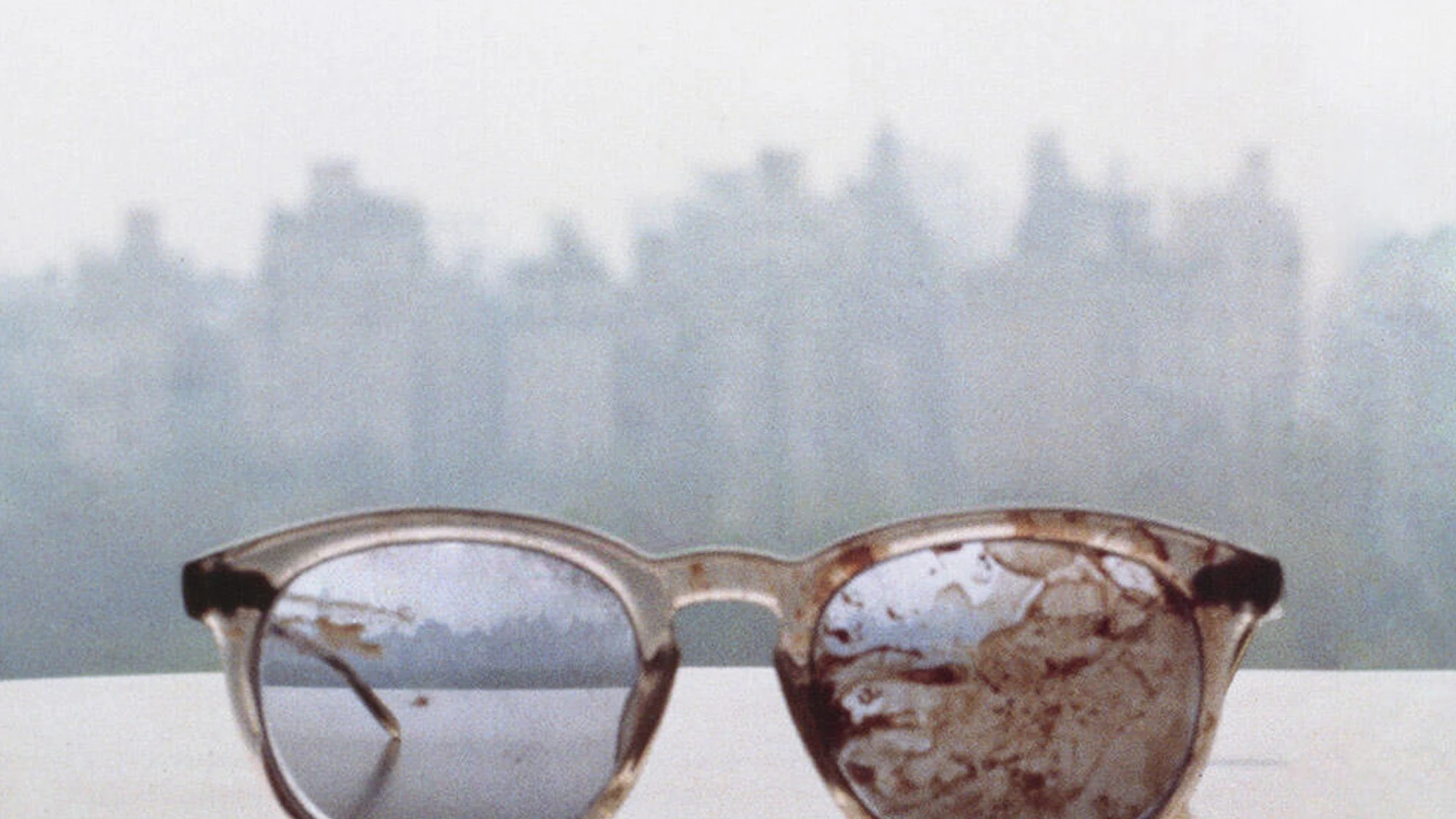 Yoko Ono compartió una imagen de las gafas de Lennon manchadas de sangre para hacer campaña contra las armas de fuego en las calles de EE.UU