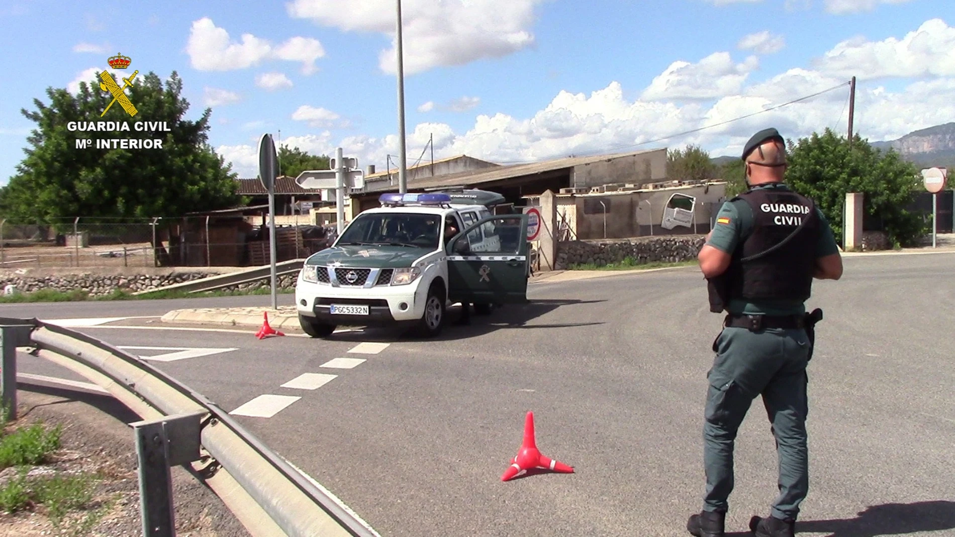Control en carretera de la Guardia Civil, con un agente qye porta el chaleco antibalas