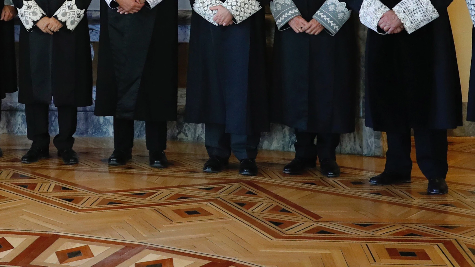 El rey Felipe VI acompañado por el presidente del Tribunal Supremo y del Consejo General del Poder Judicial, Carlos Lesmes (3i), y los magistrados Francisco Marín Castán (i), Manuel Marchena Gómez (2i), Luis María Díez-Picazo (4d), y Benito Gálvez Acosta, entre otros