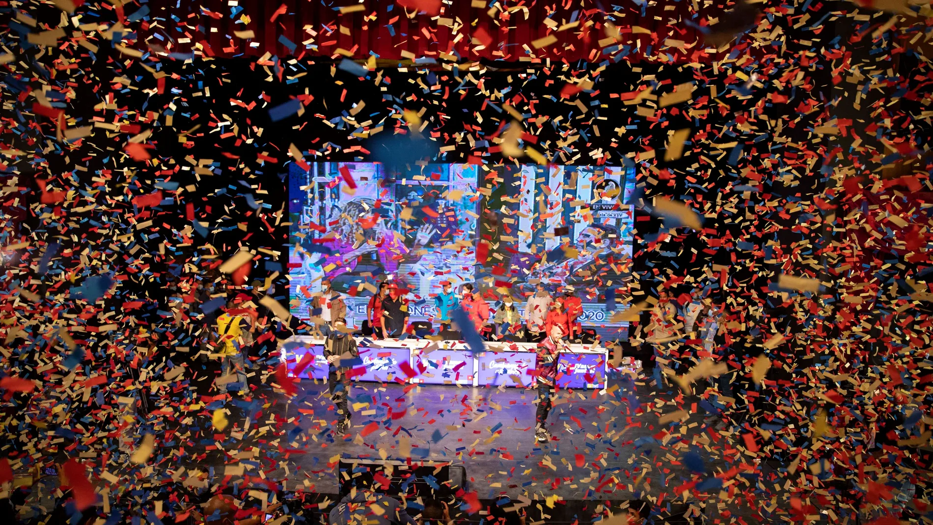 Los candidatos chavistas a la Asamblea Nacional celebran antes del anuncio de los resultados del Consejo Nacional Electoral (CNE) durante la madrugada de este lunes en el Teatro Bolívar de Caracas