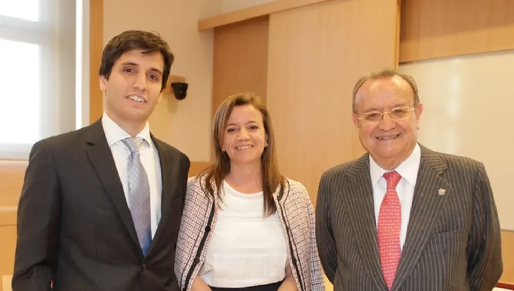De izquierda a derecha Antonio Manuel Oliva Izquierdo, registrador; Alexia Oliva Izquierdo, diplomática; y Antonio Manuel Oliva Rodríguez, notario y registrador