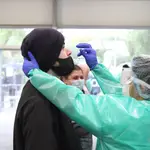 Una sanitaria realiza una prueba de coronavirus