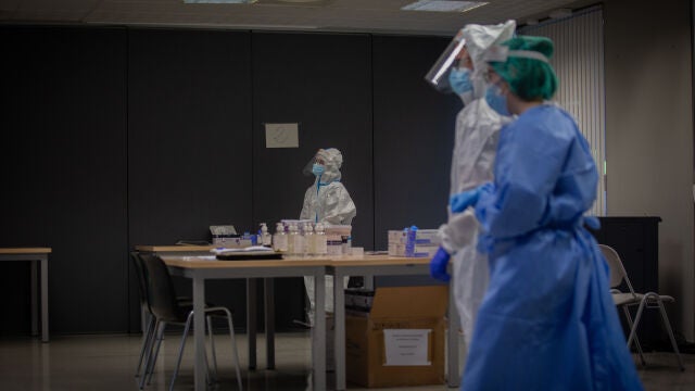 Profesionales sanitarios en un dispositivo de cribados masivos en el barrio del Raval, en Barcelona (España), a 7 de diciembre de 2020