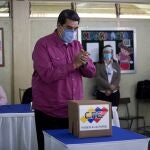 El presidente venezolano, Nicolás Maduro, vota en un centro electoral de Caracas (Venezuela).