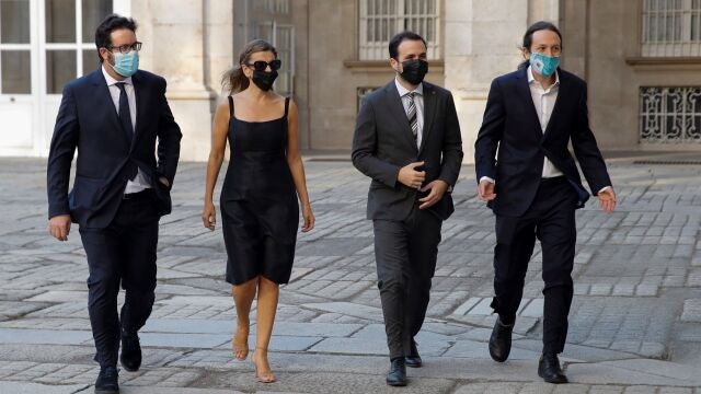 El vicepresidente segundo del Gobierno Pablo Iglesias (d), el ministro de Consumo, Alberto Garzón (2d), y la ministra de Trabajo y Economía Social, Yolanda Díaz (3d), en el homenaje de Estado a las Víctimas de la Covid, en julio, en el Palacio Real.