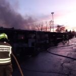 Bomberos controlan el fuego declarado del sábado en las cocheras de la EMT