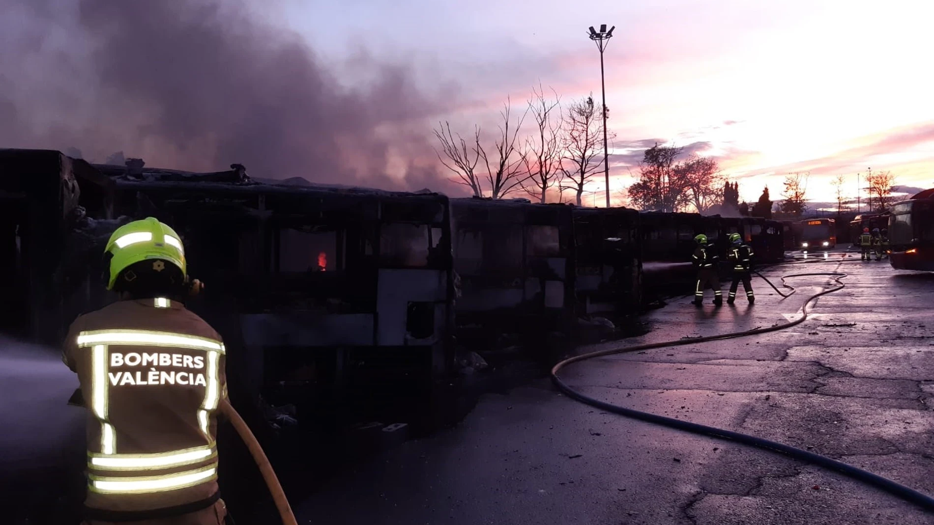 Bomberos controlan el fuego declarado del sábado en las cocheras de la EMT