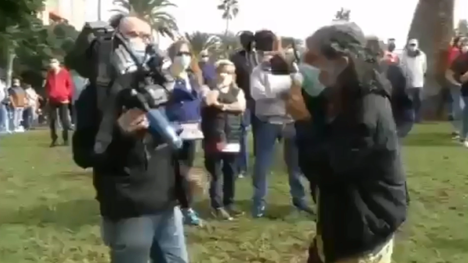 Momento en el que el cámara es increpado