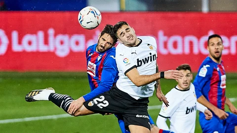 Maxi Gómez con el Valencia.