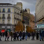 Colas frente a una administración de lotería en la Puerta del Sol (Madrid) durante el Puente de la Constitución