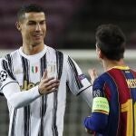 Cristiano Ronaldo y Messi se saludan en el último Barcelona-Juventus