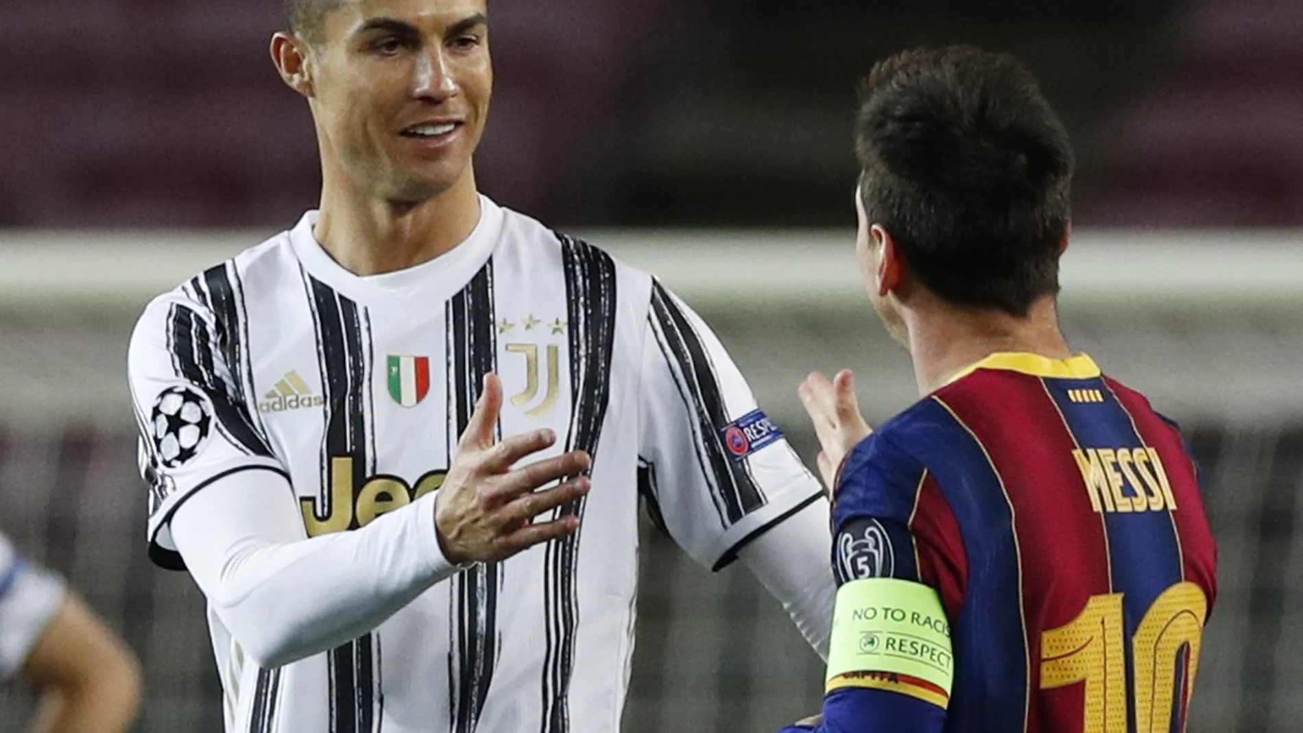 Cristiano Ronaldo y Messi se saludan en el último Barcelona-Juventus