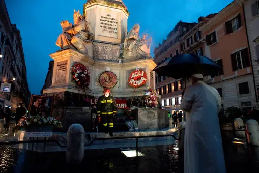 La escapada de Francisco: oración de incógnito ante la Inmaculada en la Plaza de España