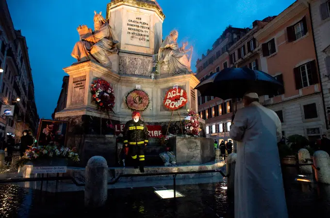 La escapada de Francisco: oración de incógnito ante la Inmaculada en la Plaza de España