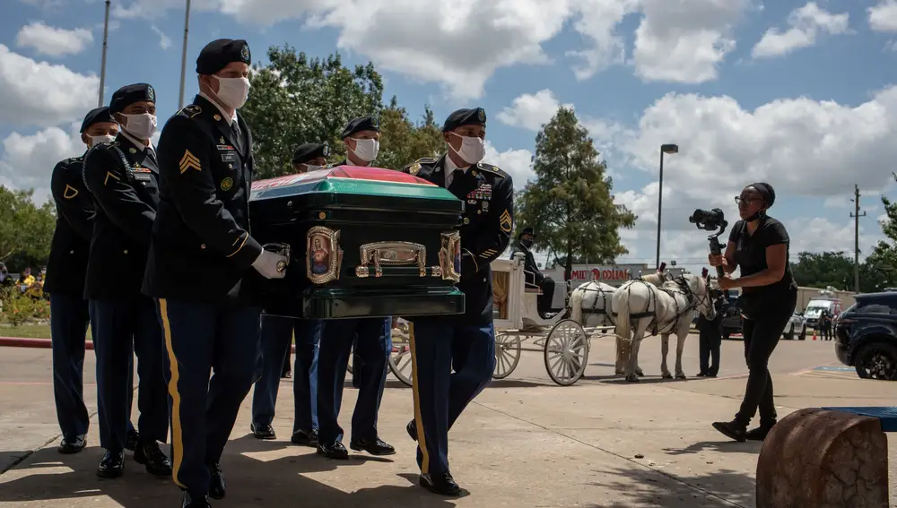 Militares llevan el féretro con el cuerpo de la soldado estadounidense Vanessa Guillén, asesinada este año