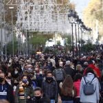 Multitud de personas pasean por el Portal del Ángel de Barcelona