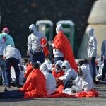 Una patera con 48 inmigrantes, todos ellos hombres, llegó ayer al puerto de La Restinga, en el municipio de El Pinar en la isla del Hierro (Gran Canaria)