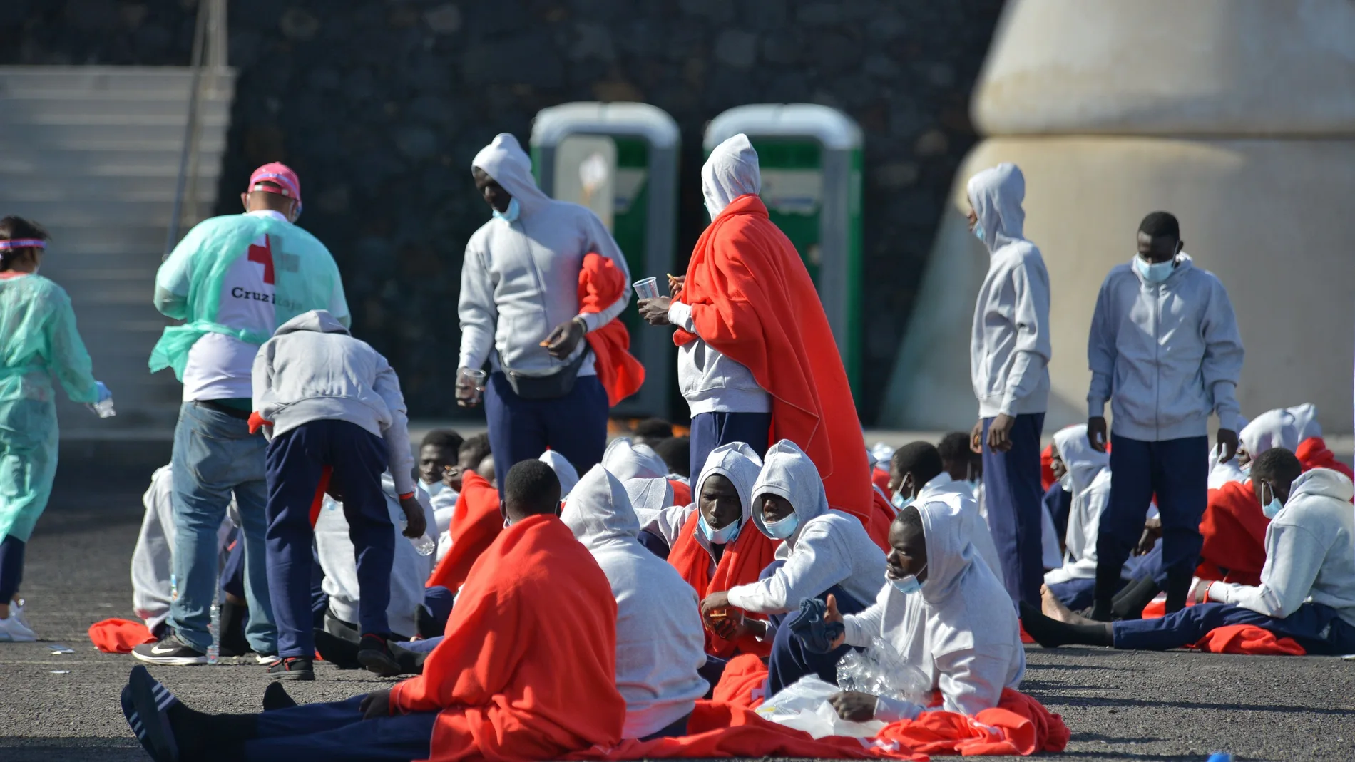 Una patera con 48 inmigrantes, todos ellos hombres, llegó ayer al puerto de La Restinga, en el municipio de El Pinar en la isla del Hierro (Gran Canaria)