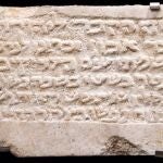 Inscripción funeraria judía del siglo IX en el Arqueológico