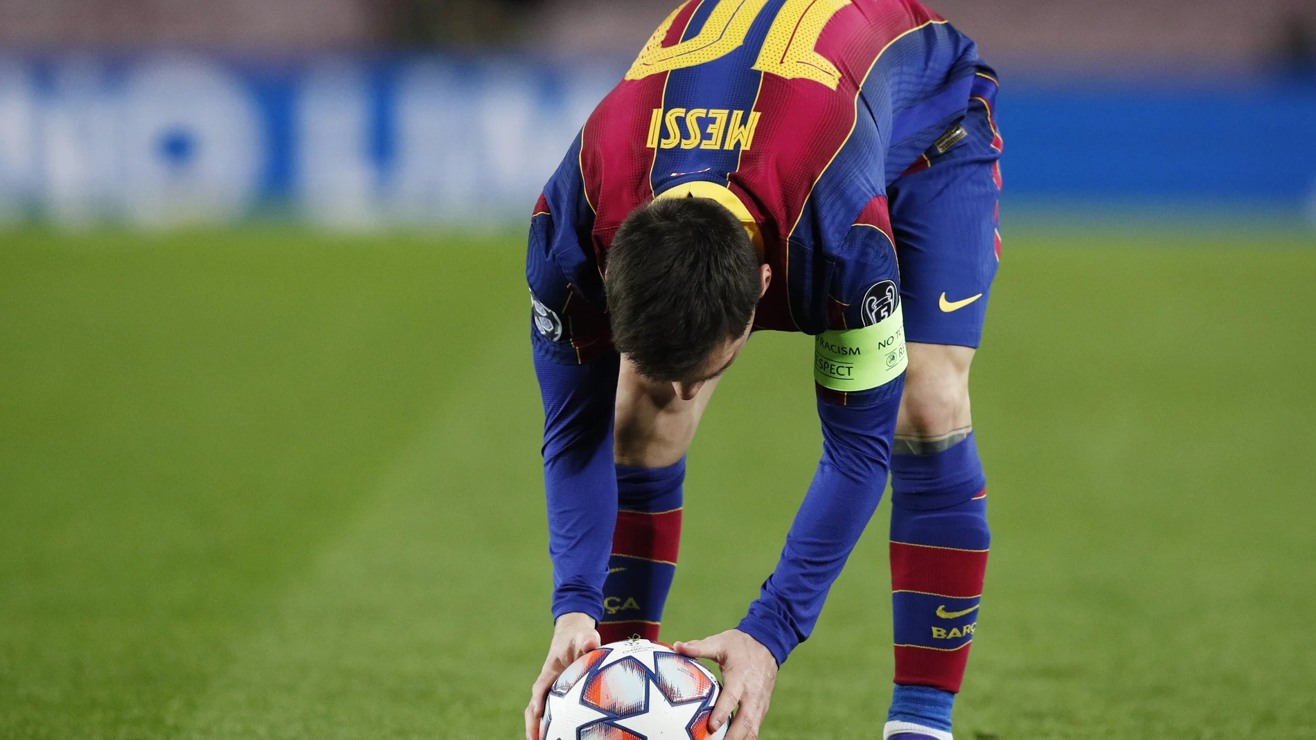 Leo Messi, preparado para un lanzamiento de falta